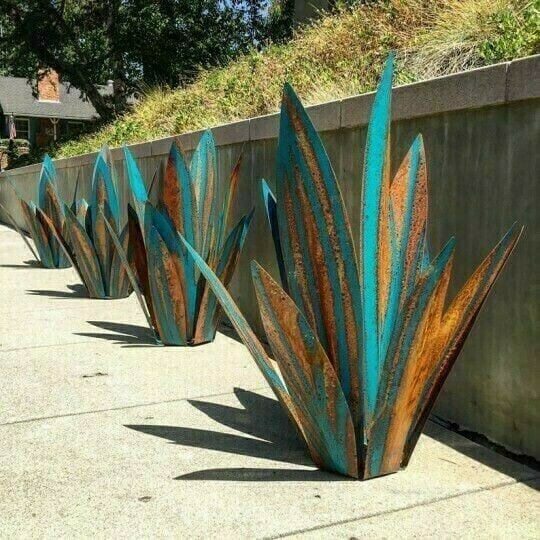 Solar LED Agave Lamp – Color-Changing Metal Garden Lighting