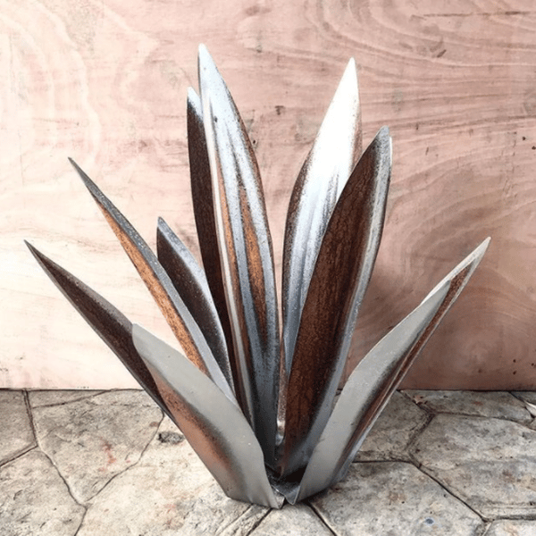 Solar LED Agave Lamp – Color-Changing Metal Garden Lighting
