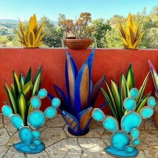 Solar LED Agave Lamp – Color-Changing Metal Garden Lighting