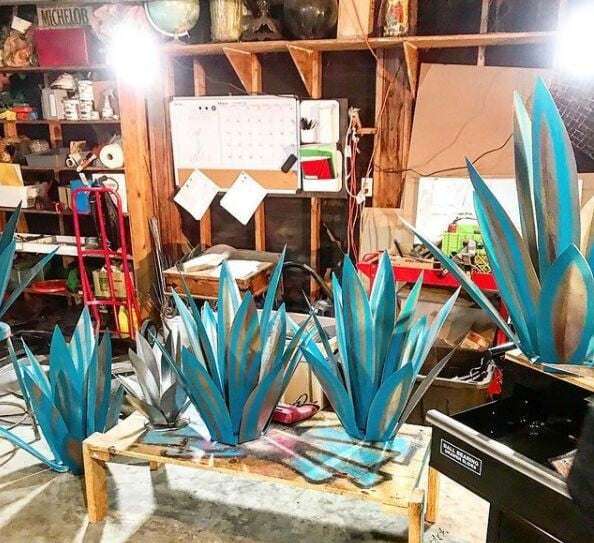 Solar LED Agave Lamp – Color-Changing Metal Garden Lighting