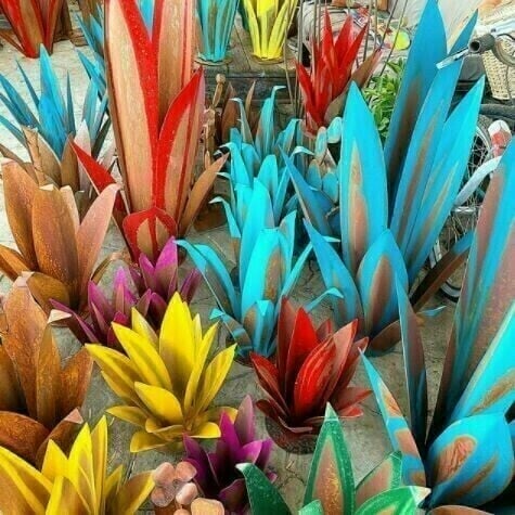 Solar LED Agave Lamp – Color-Changing Metal Garden Lighting