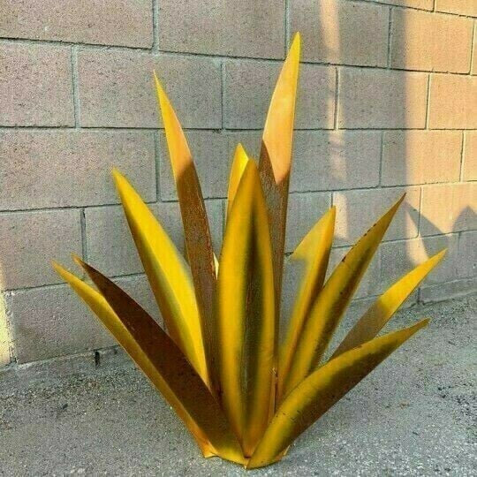 Solar LED Agave Lamp – Color-Changing Metal Garden Lighting